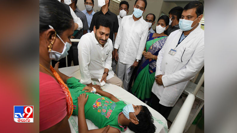 ఆస్పత్రిలో వింత వ్యాధి బాధితులను పరామర్శిస్తున్న సీఎం జగన్