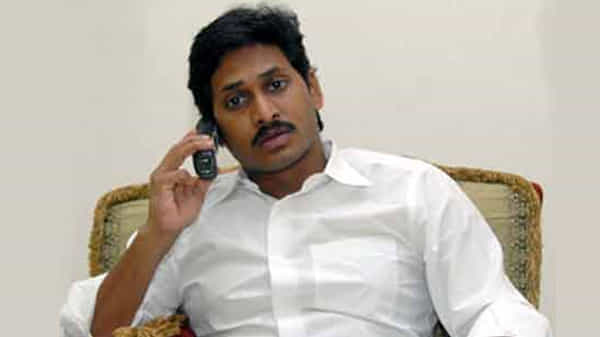 ఏలూరు ఘటనపై స్పందించిన ముఖ్యమంత్రి జగన్.. ఆరోగ్య శాఖ మంత్రి ఫోన్.. అసలేం జరిగిందంటూ ఆరా..