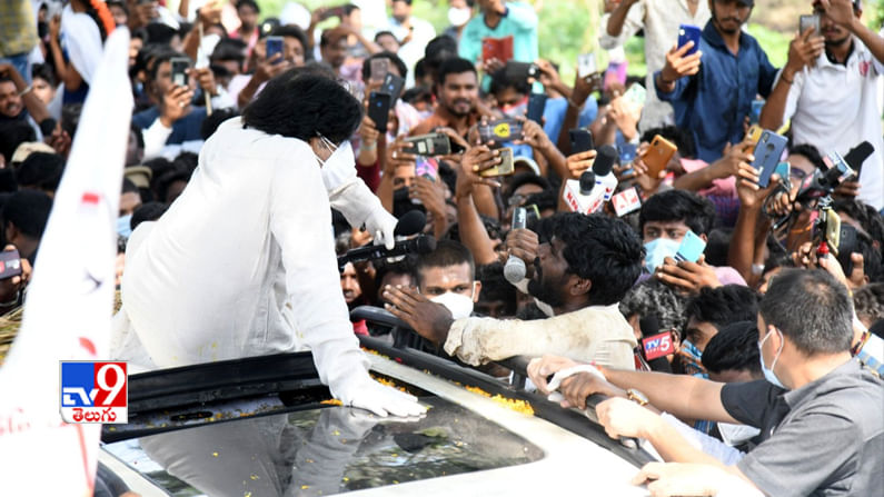 తుపాన్ కారణంగా నష్టపోయిన రైతులతో మాట్లాడుతున్న పవన్