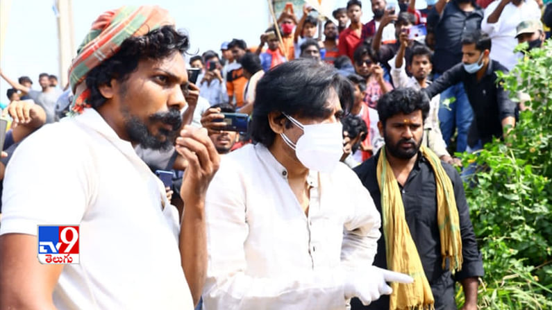 తుపాన్ కారణంగా నష్టపోయిన రైతులతో మాట్లాడుతున్న పవన్