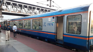 హైదరాబాద్ బంజారాహిల్స్ తెలంగాణ స్టడీ సర్కిల్ దగ్గర రోడ్డు ప్రమాదం, అతివేగంతో డివైడర్ ను ఢీకొట్టిన కారు