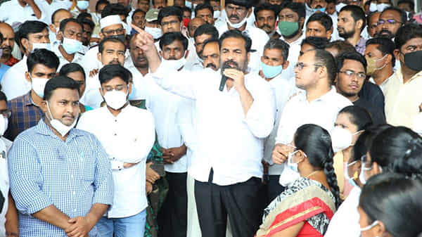 YCP MLA STAGE PROTEST: జాయింట్ కలెక్టర్ తీరుపై ఎమ్మెల్యే గుస్సా.. వైద్యులతో కలిసి ధర్నాకు దిగిన కోటంరెడ్డి శ్రీధర్ రెడ్డి..