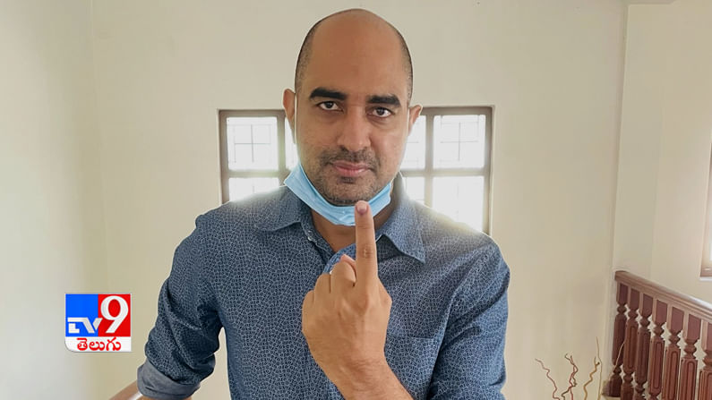 ఓటు హక్కు వినియోగించుకున్న  జాగర్లమూడి రాధాకృష్ణ