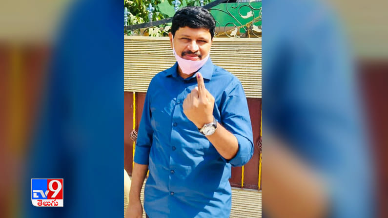  ఓటు హక్కు వినియోగించుకున్న ఎంపీ జోగినపల్లి సంతోష్ కుమార్