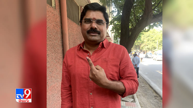  ఓటు హక్కు వినియోగించుకున్ననిర్మాత  మధుర శ్రీధర్ రెడ్డి