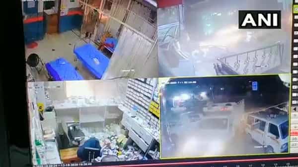 గురుగ్రామ్లో ఓ వ్యక్తి రణరంగం.. పికప్ వ్యానుతో ఆస్పత్రిపై దాడి.. మెడికల్ షాపుతో సహా 18 వాహనాలు ధ్వంసం