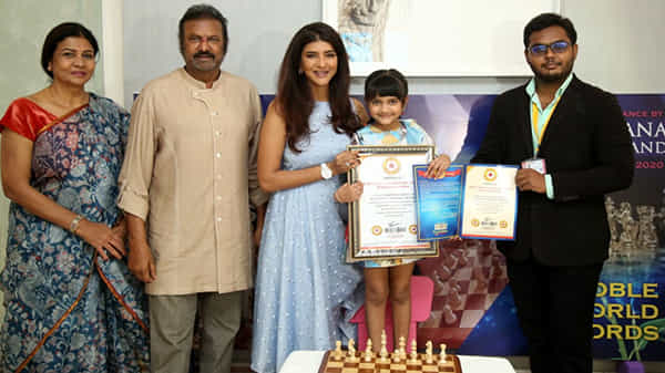 చెస్లో మంచు కుమార్తె ప్రపంచ రికార్డు..`యంగెస్ట్ చెస్ ట్రైనర్`గా నొబెల్ బుక్ ఆప్ వరల్డ్ రికార్డుల్లో చోటు