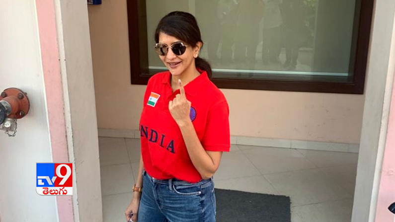 ఓటు హక్కు వినియోగించుకున్న  మంచు లక్ష్మి