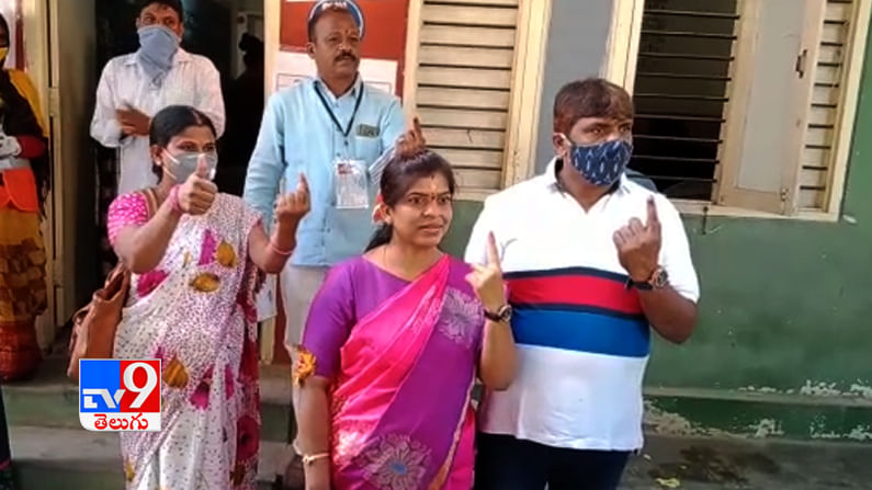 ఓటు హక్కు వినియోగించుకున్న  మేయర్ బొంతు రామ్ మోహన్