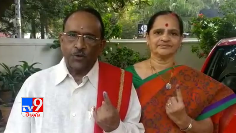 ఓటు హక్కు వినియోగించుకున్న సినీ రచయిత పరుచూరి గోపాలకృష్ణ…
