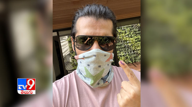 ఓటు హక్కు వినియోగించుకున్న హీరో రామ్