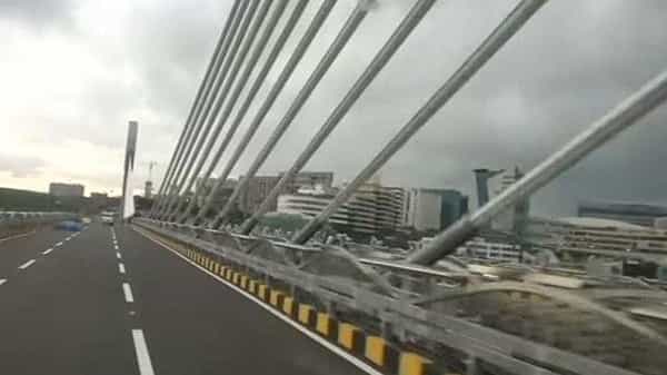కేబుల్ బ్రిడ్జిపై మరో రోడ్డు ప్రమాదం.. డివైడర్ను ఢీకొట్టిన బైక్.. ఒకరు మృతి, మరొకరికి తీవ్రగాయాలు