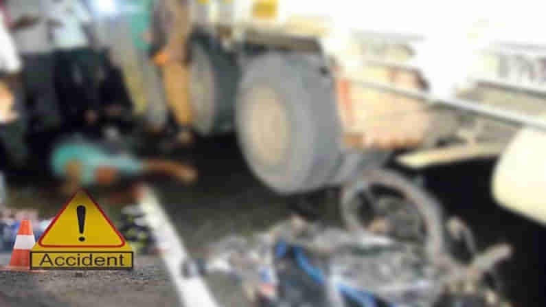 Road accident: సిద్దిపేట జిల్లాలో రోడ్డు ప్రమాదం.. ద్విచ‌క్ర వాహ‌నంపై నుంచి దూసుకెళ్లిన లారీ.. ఇద్ద‌రు మృతి