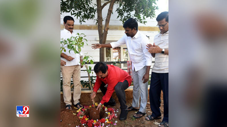  గ్రీన్ ఇండియా ఛాలెంజ్ ను స్వీకరించి గచ్చిబౌలి లో  మొక్కలు నాటిన సింగర్ మను.