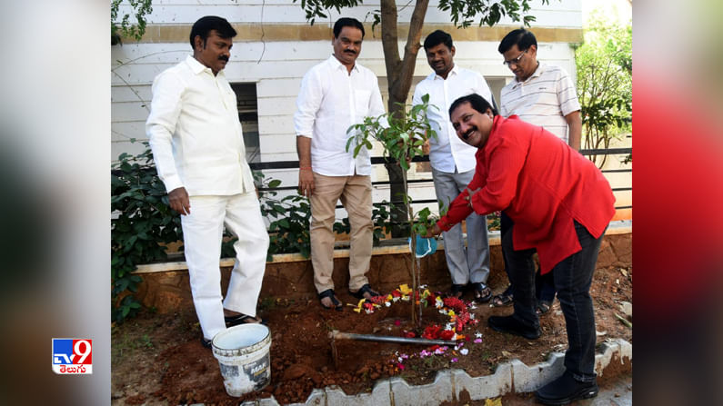 రాజ్యసభ సభ్యులు జోగినపల్లి సంతోష్ కుమార్ గారి పిలుపు మేరకు గచ్చిబౌలి లో మొక్కలు నాటిన సింగర్ మను.