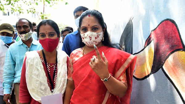 ఎమ్మెల్సీ కవిత ఓటుపై బీజేపీ రాద్ధాంతం..ఈసీకి బండి సంజయ్ లేఖ.. నిబంధనల ప్రకారమే బదిలీ అంటున్న ఆర్డీఓ