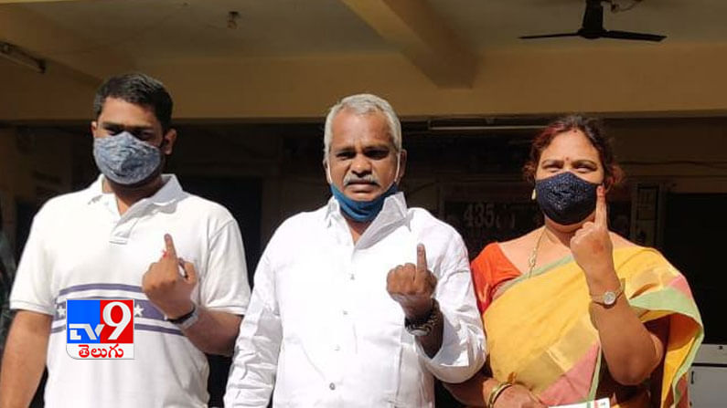 ఓటు హక్కు వినియోగించుకున్న టీఆర్‌ఎస్ నేత తాడూరి శ్రీనివాస్