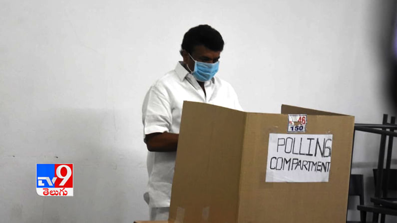ఓటు హక్కు వినియోగించుకున్న  తలసాని శ్రీనివాస్ యాదవ్