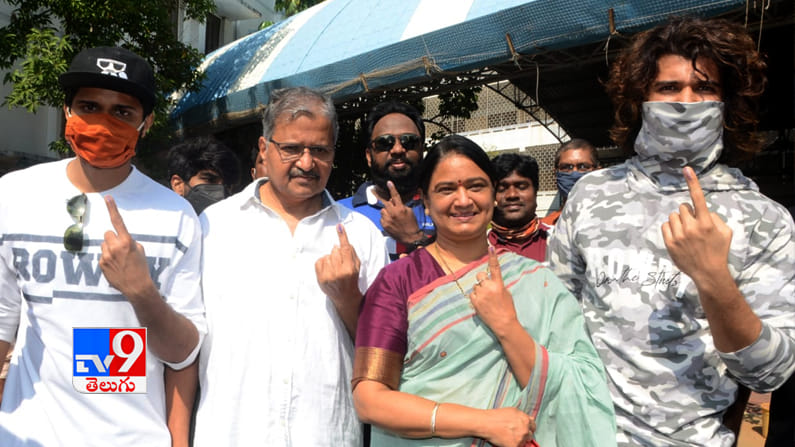 ఓటు హక్కు వినియోగించుకున్న విజయ్ దేవరకొండ, ఆనంద్ దేవరకొండ..