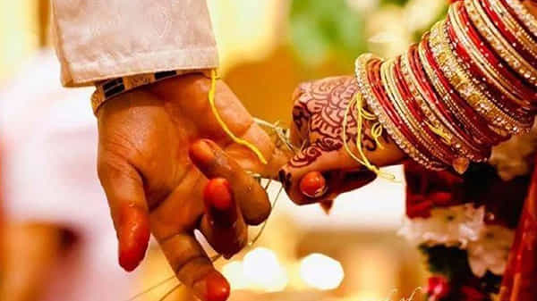 Groom Dies: యూపీలో విషాదం... నవ వరుడి ప్రాణాలను మింగేసిన కరోనా మహమ్మారి.. పెళ్లైన 72 గంటలకే మృతి
