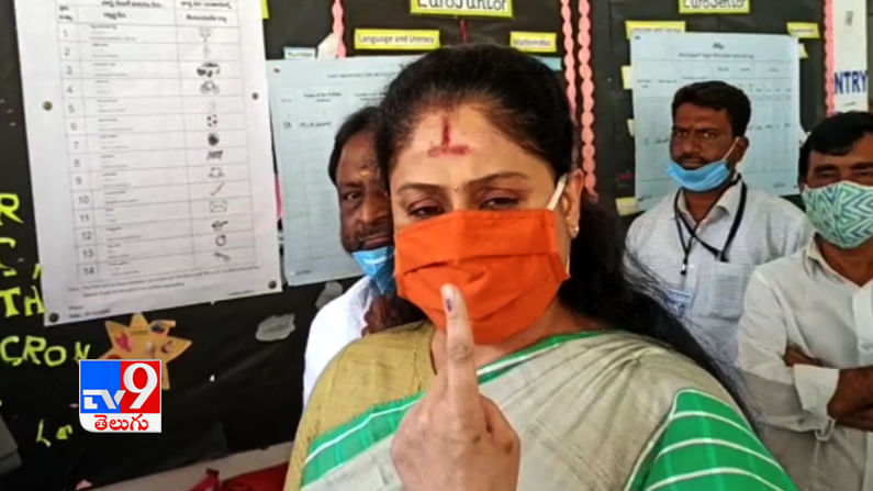 ఓటు హక్కు వినియోగించుకున్న విజయశాంతి..