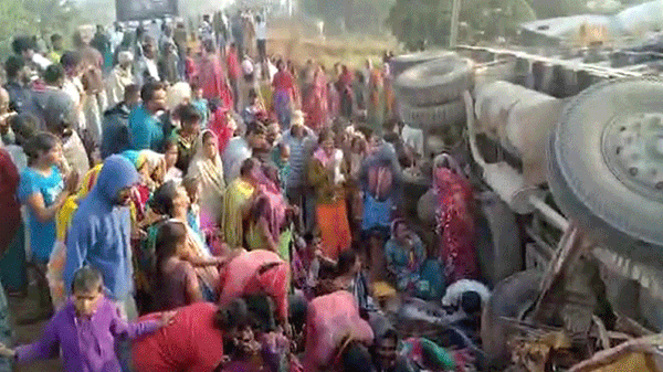 vikarabad accident: వికారాబాద్ జిల్లా రోడ్డు ప్రమాదం..కోపోద్రిక్తులైన గ్రామస్థులు.. లారీ ఓనర్పై, ఆటో డ్రైవర్ ఇంటిపై దాడి...