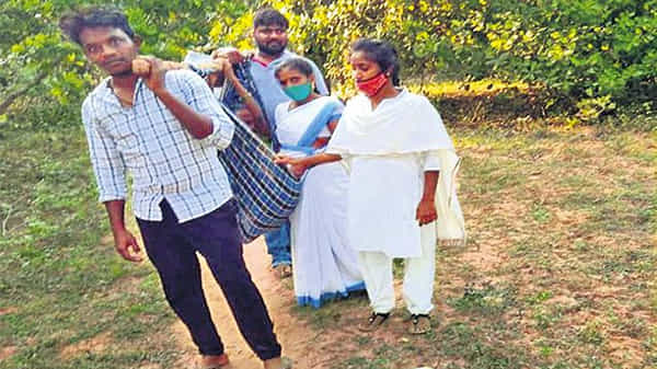 మహిళకు పురిటి నొప్పులు, అంబులెన్స్ వెళ్లేందుకు దారిలేదు : వాలంటీర్లు హీరోలు అయిన వేళ