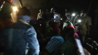 Group Clashes in Velagapudi: గుంటూరు జిల్లా వెలగపూడిలో ఉద్రిక్తత.. రెండు వర్గాల మధ్య ఘర్షణ.. పలువురికి గాయాలు..
