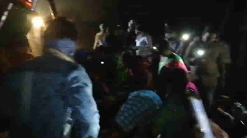 Road Accident: గుంటూరులో ఘోర రోడ్డు ప్రమాదం.. పెళ్లి బృందం ప్రయాణిస్తున్న ట్రాక్టర్‌ను ఢీకొట్టిన లారీ..