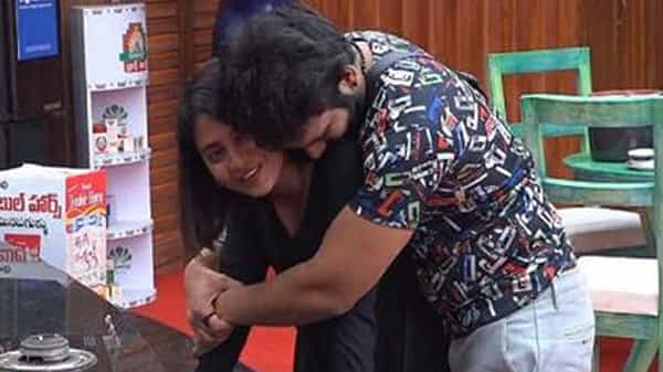 Bigg Boss 4: చాన్స్ దొరికితే చాలు ఇంట్లోని అమ్మాయిలను ఇంప్రెస్ చేస్తున్న అఖిల్