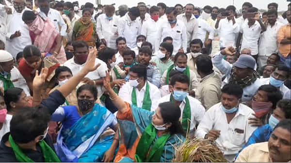 ఆళ్లగడ్డ హైవేపై హైటెన్షన్ .. రైతులను ఆదుకోవాలంటూ మాజీ మంత్రి అఖిలప్రియ మెరుపు ధర్నా