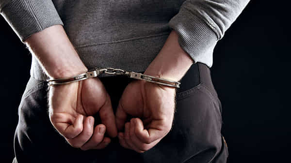 Police catches thief: వందకు పైగా చోరీలు.. కారునే ఇల్లుగా మార్చి ప్రయాణం.. చివరికి ఇలా..