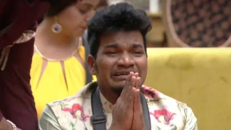 Bigg Boss4 : ఎలిమినేషన్ నుంచి సేవ్ చెయ్యమంటూ కాళ్ళుపట్టుకొని ప్రాధేయపడిన అవినాష్