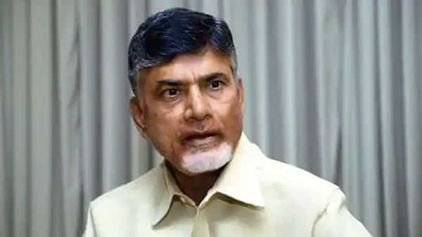 టీడీపీ నేతలు, ఏపీ పోలీసుల మధ్య ట్విటర్ వార్.. ఫోటో ట్వీట్ చేసిన చంద్రబాబు.. పచ్చి అబద్దం అంటూ కొట్టిపారేసిన పోలీసులు..