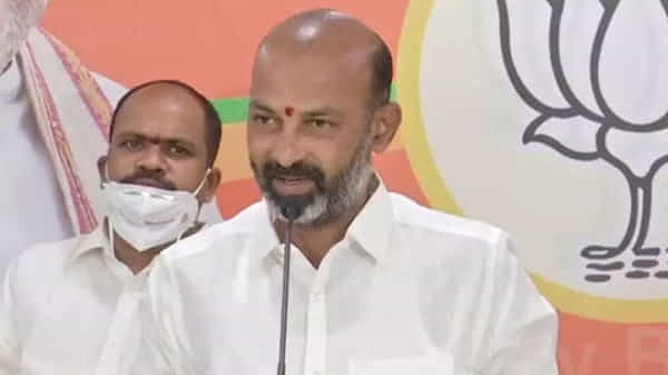 Bandi Sanjay : ఈటలకు బండి సంజయ్ ఘన స్వాగతం.. ముఖ్యమంత్రి అందుకే మళ్లీ ప్రజల వద్దకు తిరుగుతున్నారని వ్యాఖ్య