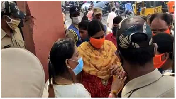 GHMC Elections: బంజారాహిల్స్లో టీఆర్ఎస్-బీజేపీ వర్గాల మధ్య ఘర్షణ