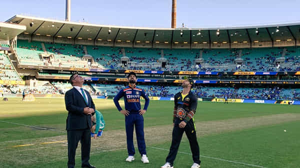 India vs Australia 2020 : టాస్ గెలిచి ఫీల్డింగ్ ఎంచుకున్న విరాట్ కోహ్లీ.. పాండే, షమి, జడేజా మిస్..