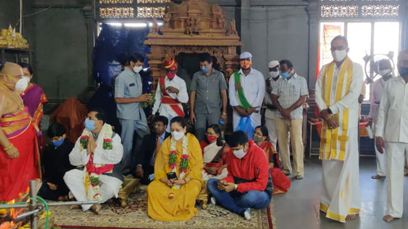 ప్రధాన న్యాయమూర్తి ప్రత్యేక పూజలు... లక్ష్మీనరసింహ స్వామిని దర్శించుకున్న హై కోర్టు చీఫ్ జస్టిస్ దంపతులు...