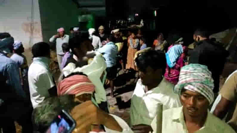 Group Clashes in Velagapudi: గుంటూరు జిల్లా వెలగపూడిలో ఉద్రిక్తత.. రెండు వర్గాల మధ్య ఘర్షణ.. పలువురికి గాయాలు..