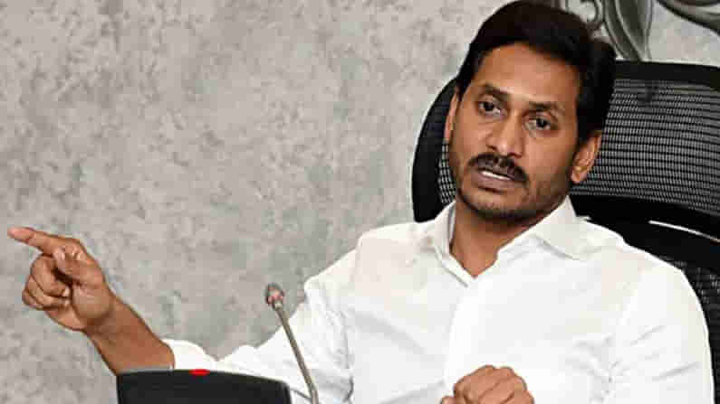 Andhra Pradesh Govt: కృష్ణా జిల్లాలో బ్యాంకుల ముందు చెత్త డంపింగ్.. ఏపీ సర్కార్ సీరియస్.. బాధ్యులైన అధికారులపై సస్పెన్షన్ వేటు..