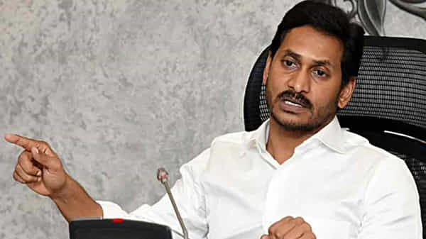 Andhra Pradesh Govt: కృష్ణా జిల్లాలో బ్యాంకుల ముందు చెత్త డంపింగ్.. ఏపీ సర్కార్ సీరియస్.. బాధ్యులైన అధికారులపై సస్పెన్షన్ వేటు..
