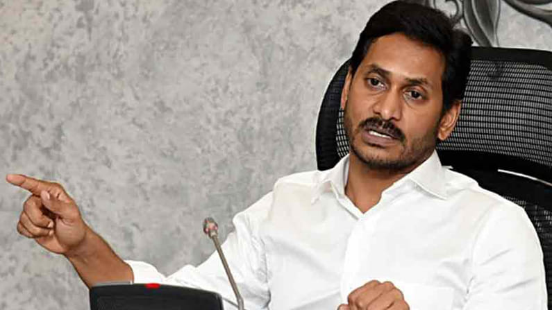 Andhra Pradesh Govt: కృష్ణా జిల్లాలో బ్యాంకుల ముందు చెత్త డంపింగ్.. ఏపీ సర్కార్ సీరియస్.. బాధ్యులైన అధికారులపై సస్పెన్షన్ వేటు..