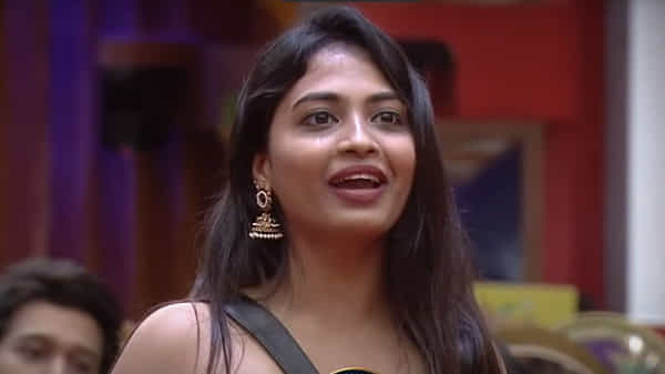 Bigg Boss 4 : అందరు చూస్తుండగా అతడికి ఘాటుగా ముద్దిచ్చిన హారిక.. హౌస్లో ఉన్నవాళ్ళంతా షాక్