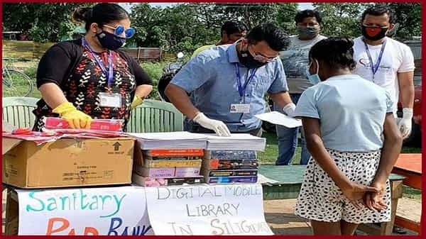 ఆదివాసీ విద్యార్థులకు రూ.10 ట్యూషన్.. ఉచితంగా పుస్తకాలు.. ఔదార్యం చాటుతున్న దంపతులు