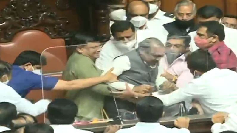 శాసనమండలిలో తీవ్ర ఘర్షణ, కొట్టుకున్న కాంగ్రెస్, బీజేపీ ఎమ్మెల్యేలు, డిప్యూటీ ఛైర్మన్ను సీటు నుంచి లాగేసి, ఆ సీట్లో కూర్చున్న వైనం