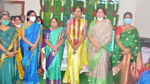 Cm Kcr Adopted Daughter: పెళ్లి కూతురుగా ముస్తాబయిన సీఎం కేసీఆర్ దత్తపుత్రిక.. పట్టు బట్టలు, గోల్డ్ నెక్లెస్ పెట్టి ఆశీర్వదించిన సీఎం సతీమణి..