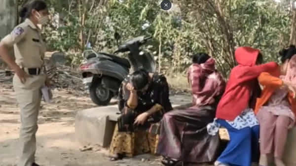 ఊరు చివర..పైగా మామిడితోట..ఆపై, కరోనా ఇయర్ ఎండింగ్ మూడ్, గుట్టుగా సాగుతోంది యవ్వారం.. కట్ చేస్తే.!