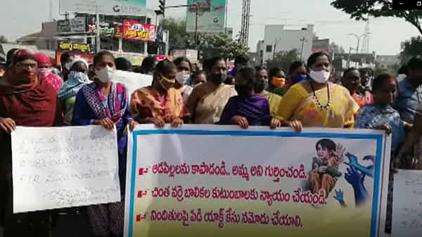 కీచక ఉపాధ్యాయులకు గుణపాఠం: విద్యార్థినిలను లైంగికంగా వేధించిన టీచర్తోపాటు బ్యాచ్ మొత్తానికి తగినశాస్తి