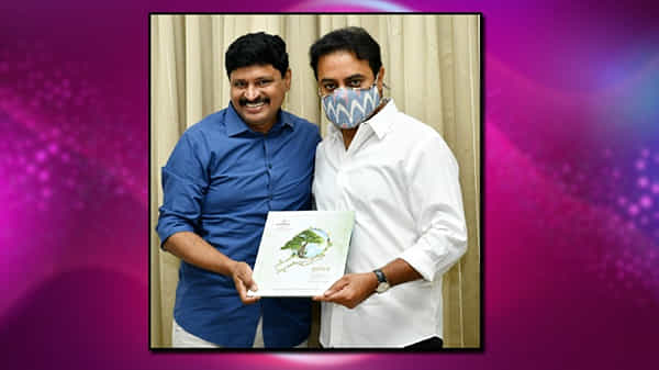 టీఆర్ఎస్ వర్కింగ్ ప్రెసిడెంట్ కేటీఆర్కు వృక్ష వేదం పుస్తకాన్ని అందజేసిన జోగినిపల్లి సంతోష్..
