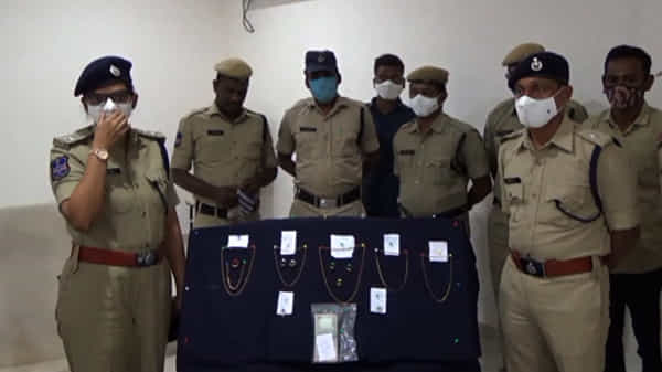 వలపు వల విసిరి.. దగ్గరవుతుంది.. ప్రముఖ వ్యక్తులే టార్గెట్.. ఆ తర్వాత బ్లాక్మెయిల్ దందా షురూ, మాయలేడీ నిజ స్వరూపం